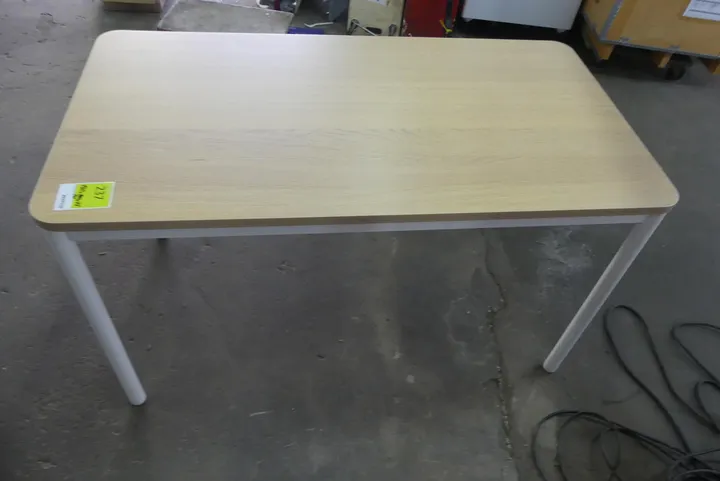 Schreibtisch Maße in cm ca.: 130 x 70 x 75